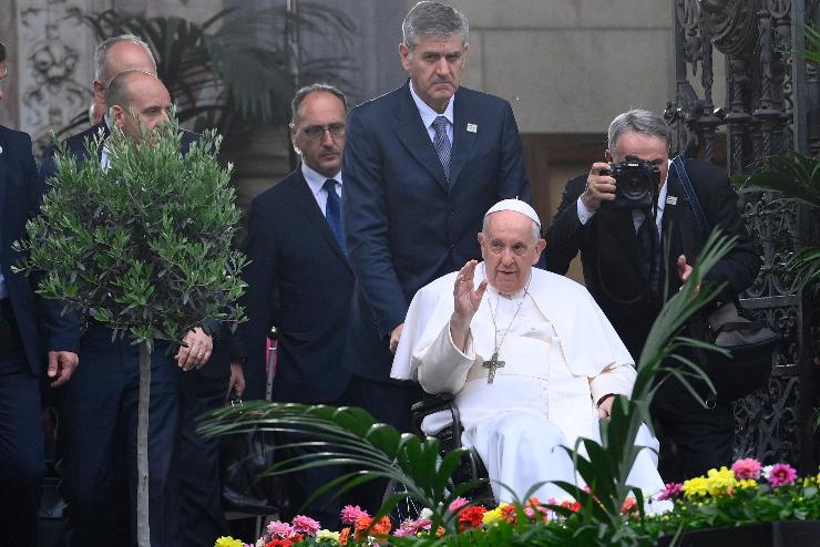 Vak gyerekekkel, menekültekkel, szegényekkel és fiatalokkal találkozik Ferenc pápa